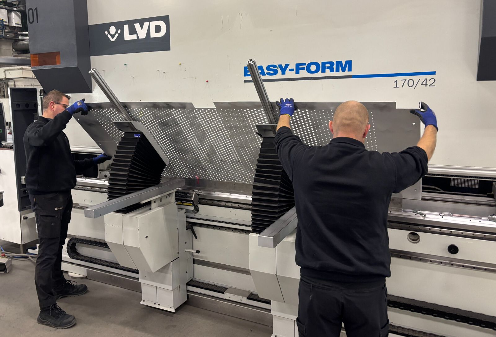 Medewerkers aan de LVD Easyform kantbank